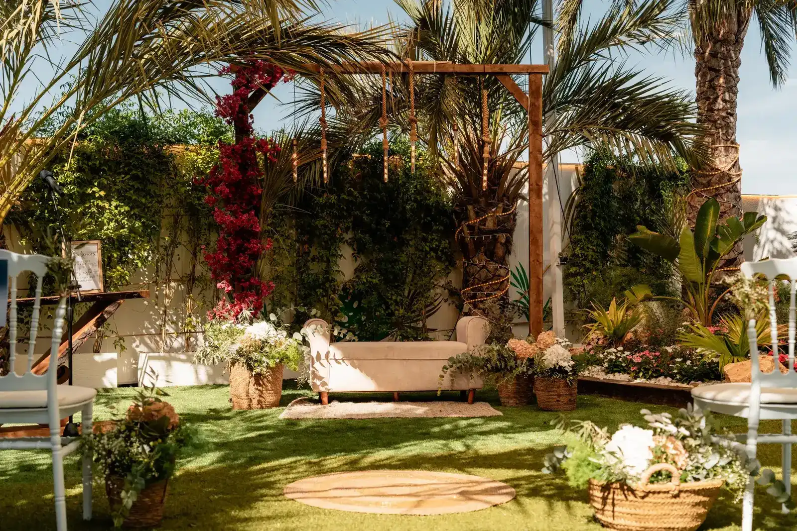 Altar ceremonial con arreglos florales blancos