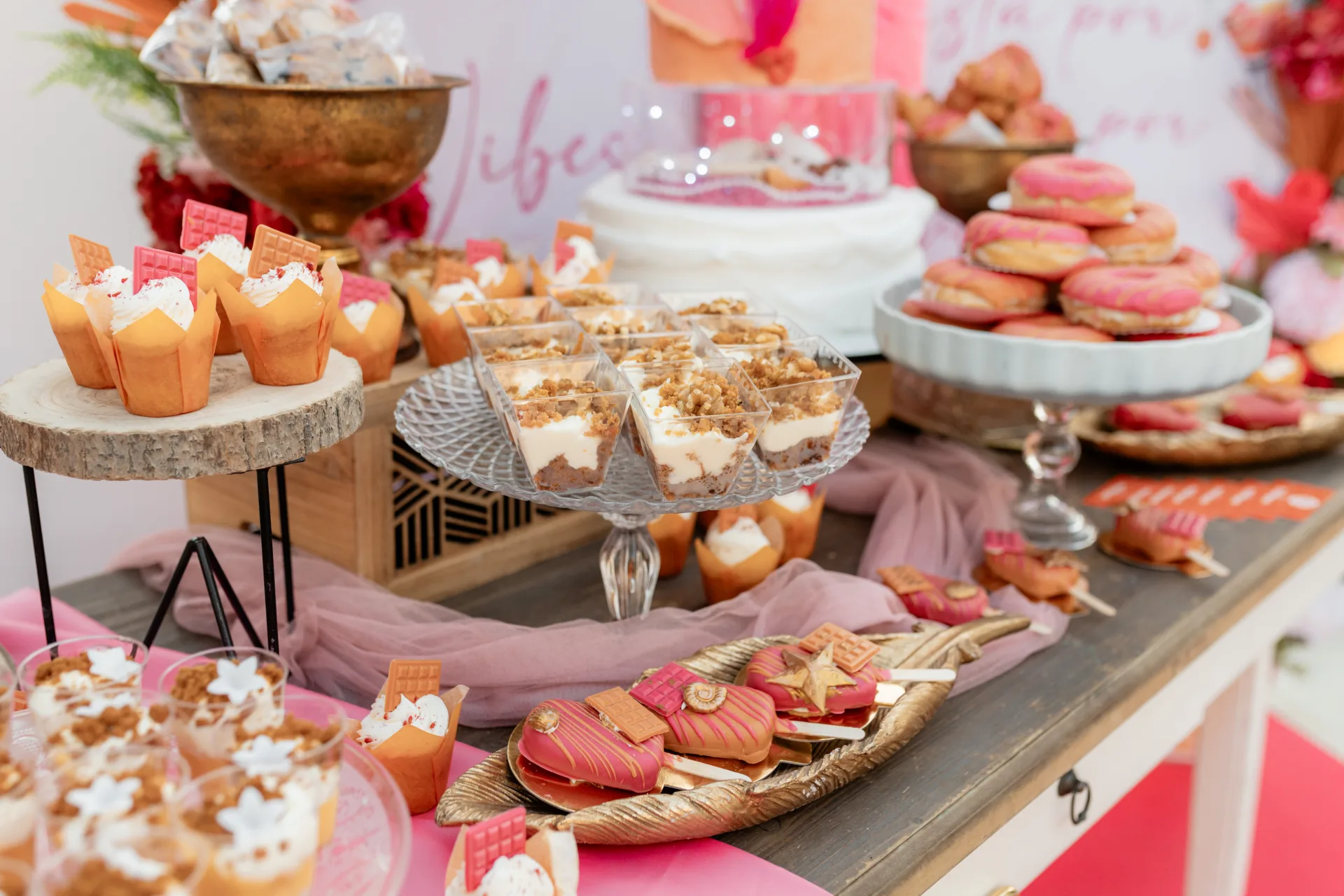 Candy bar personalizado con dulces y decoración temática