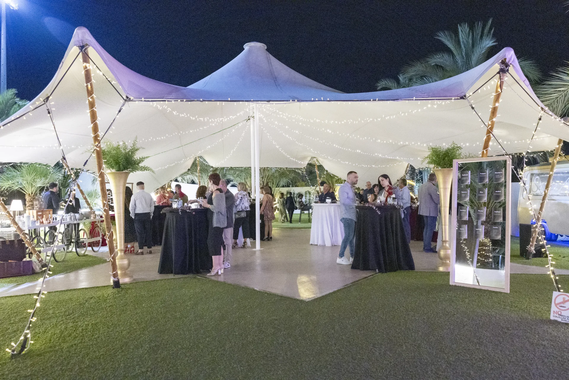 Cóctel de bienvenida bajo la Carpa Oasis