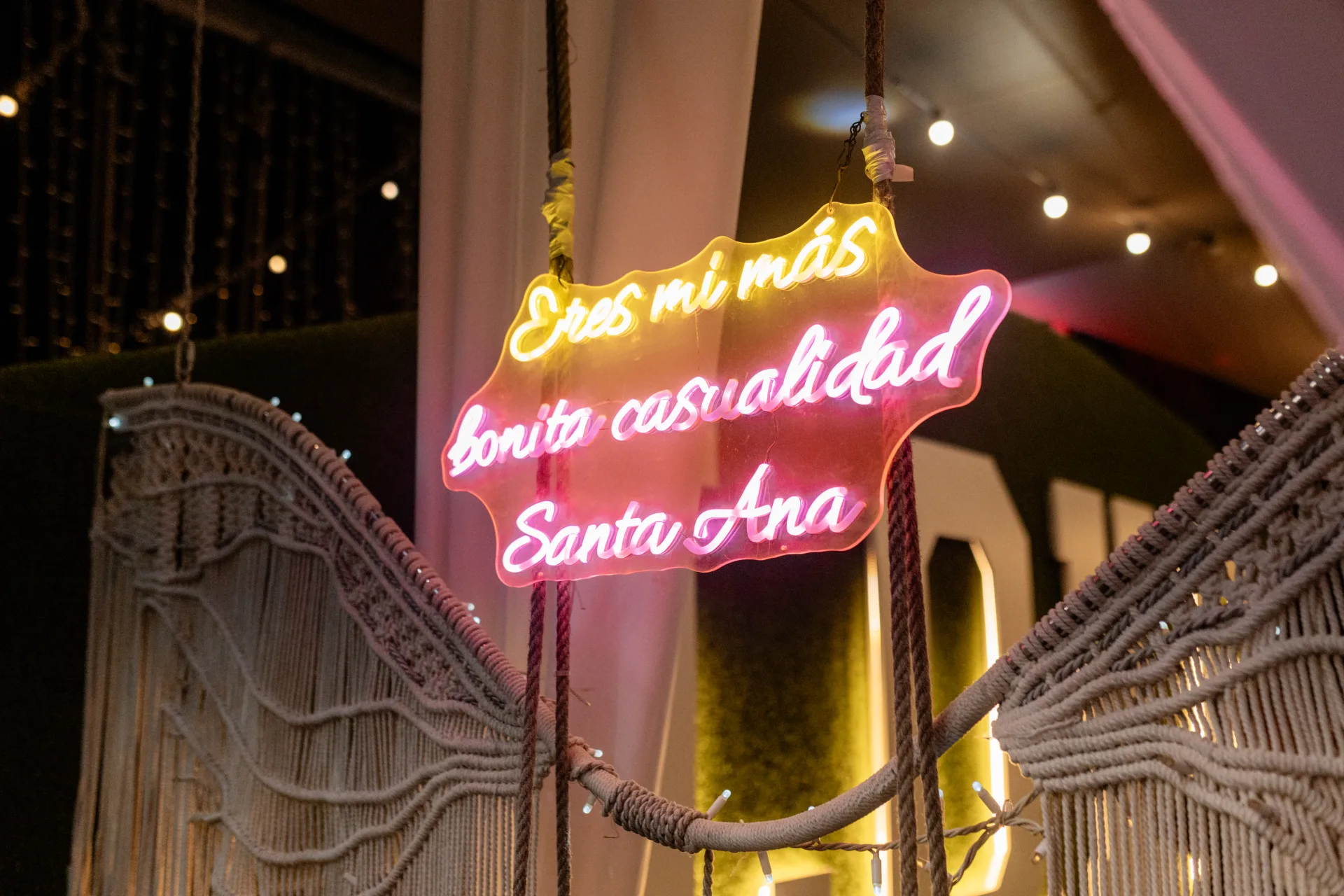 Decoración artística de alas en La Era