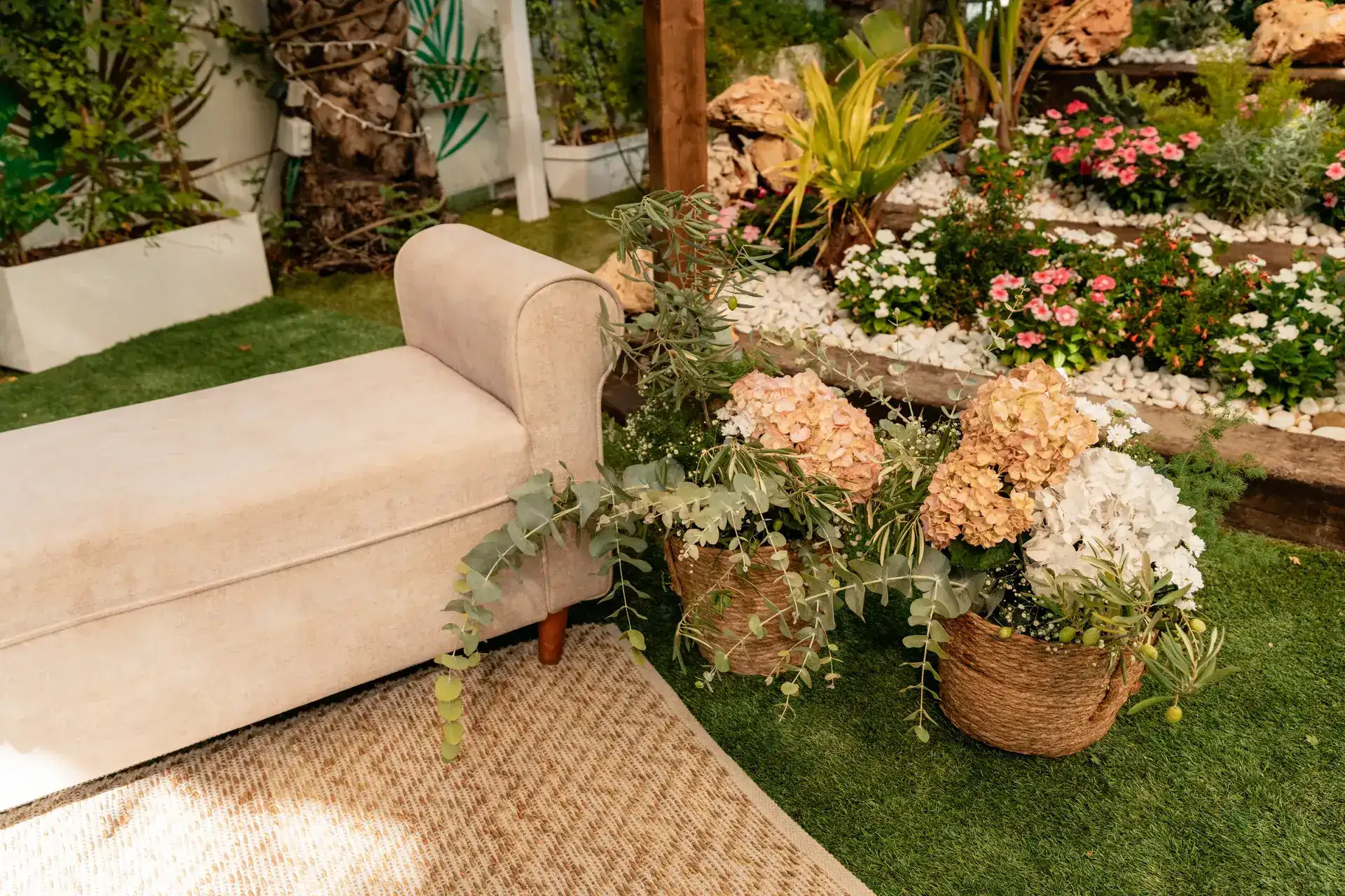 Arreglos florales de ceremonia con rosas blancas