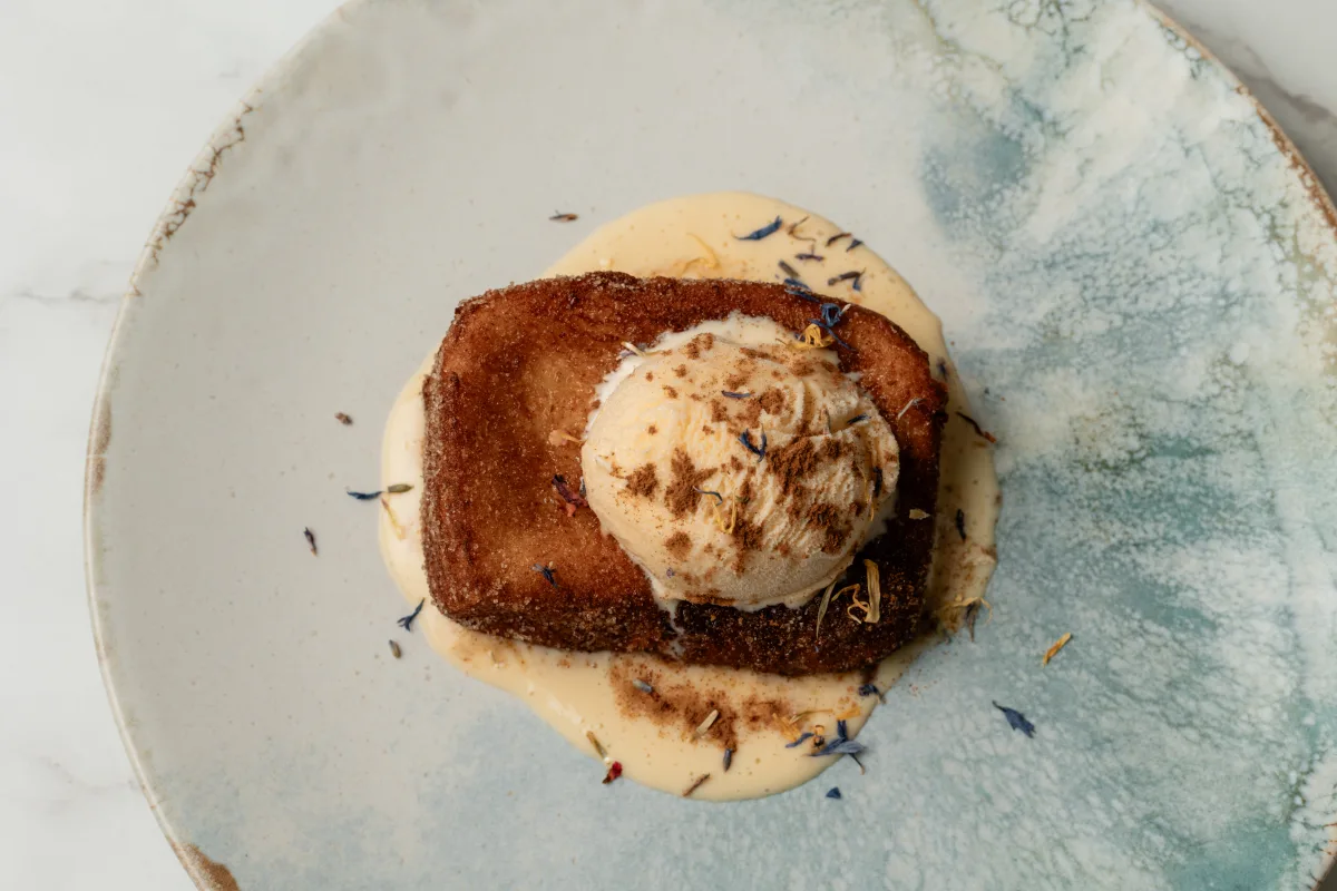 Torrija caramelizada con helado de vainilla