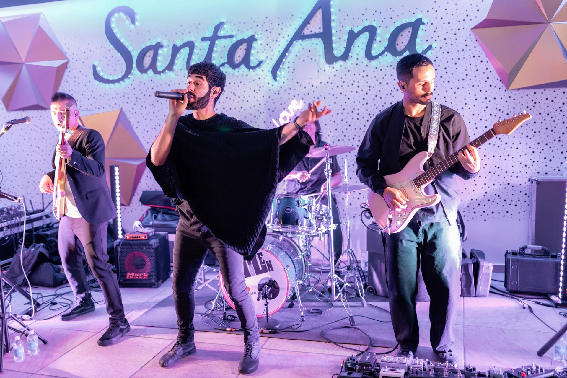 Banda en vivo animando la fiesta en Alquimia