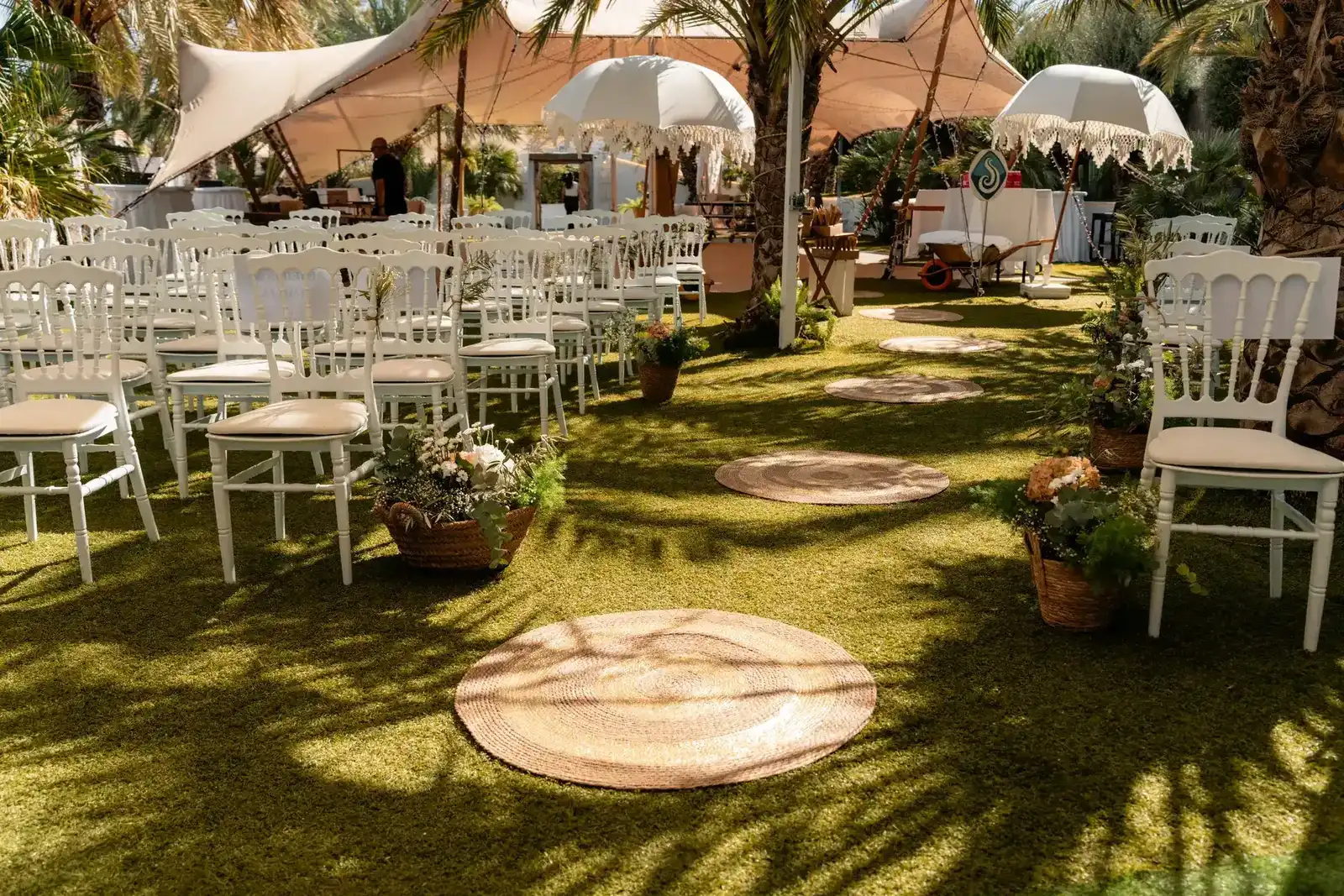 Montaje completo de ceremonia con sillas y altar