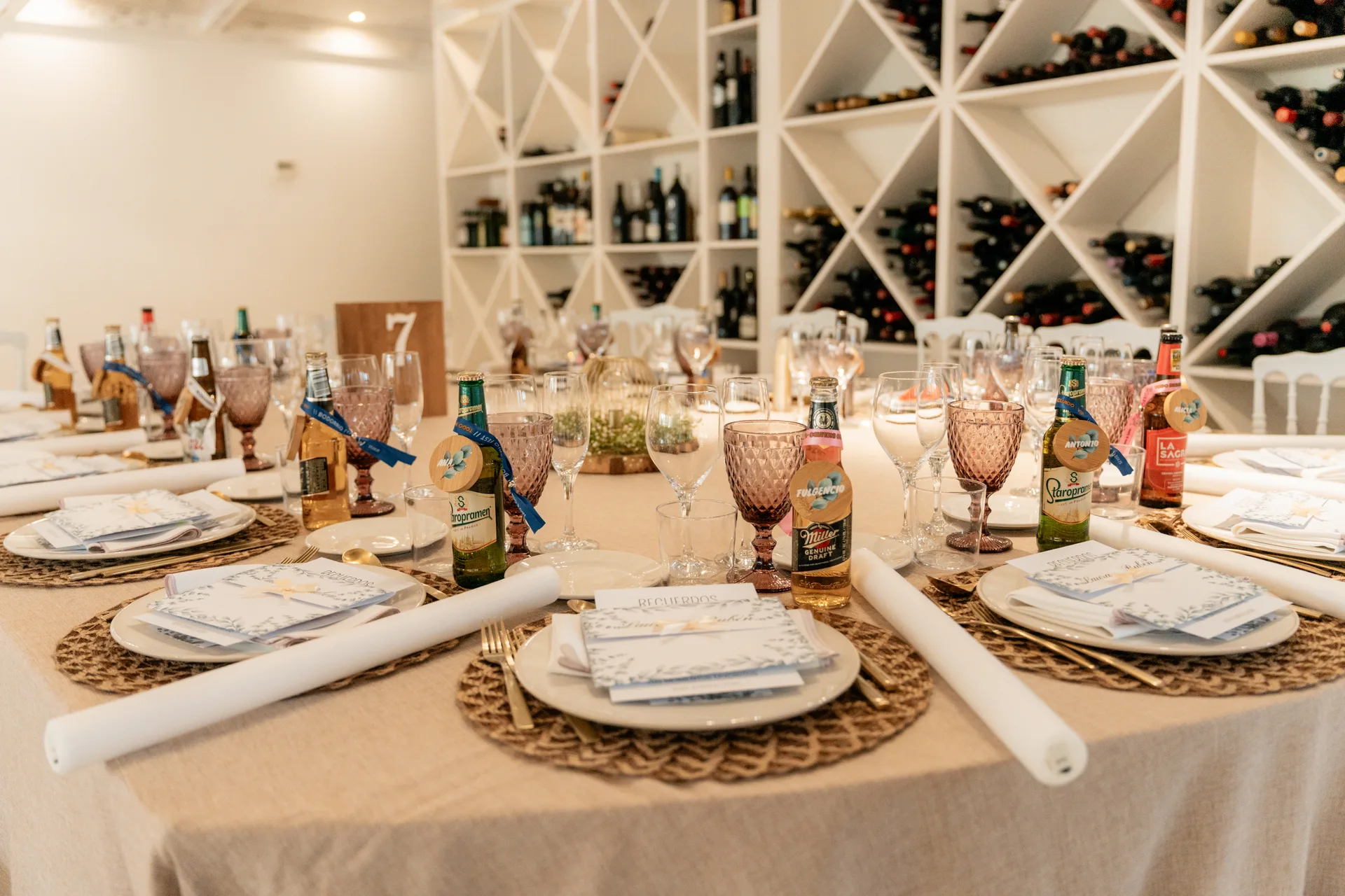 Mesa montada con vajilla premium en La Era