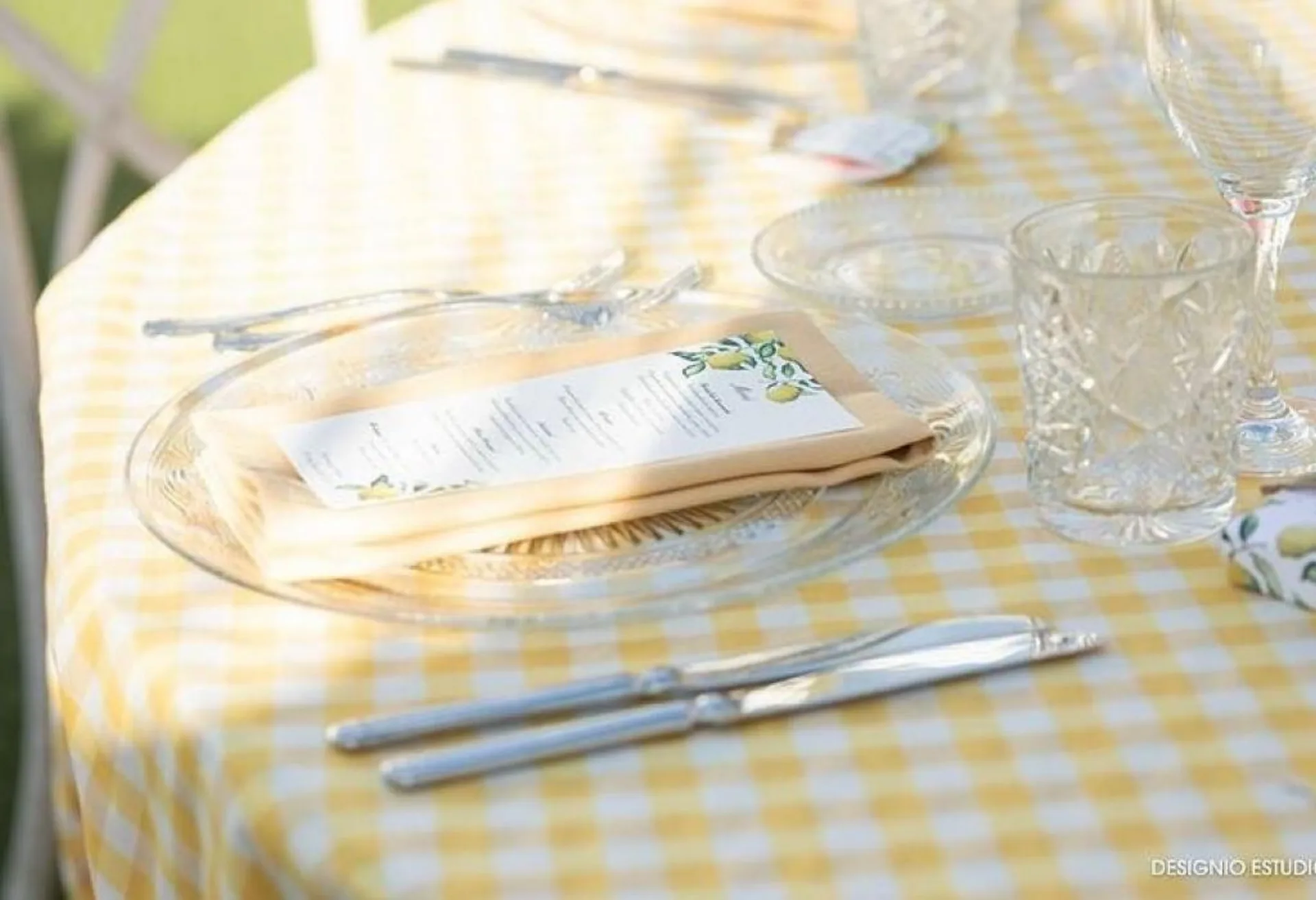 Mesa elegante con mantelería premium para banquete
