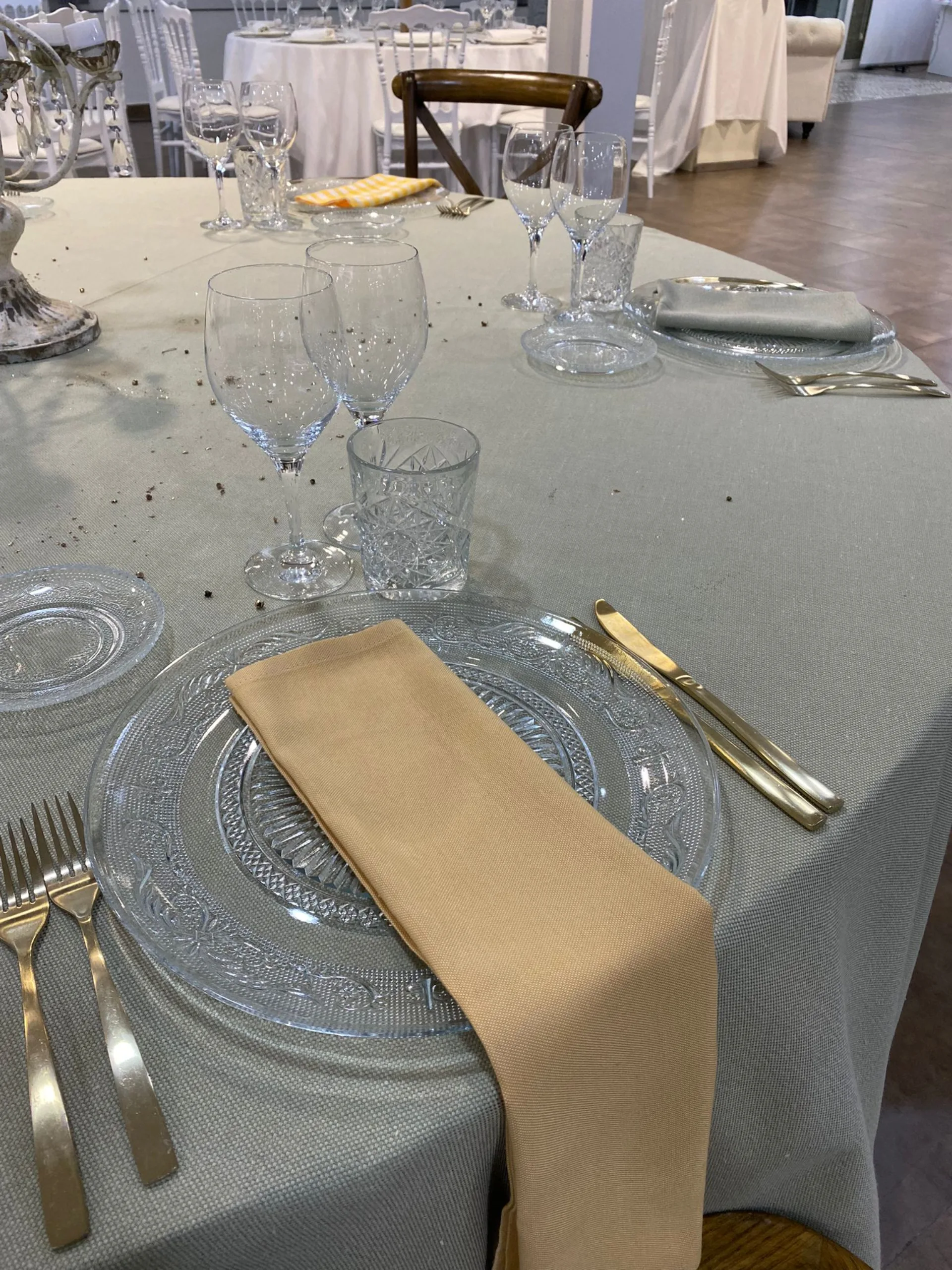 Montaje completo de mesa para evento premium