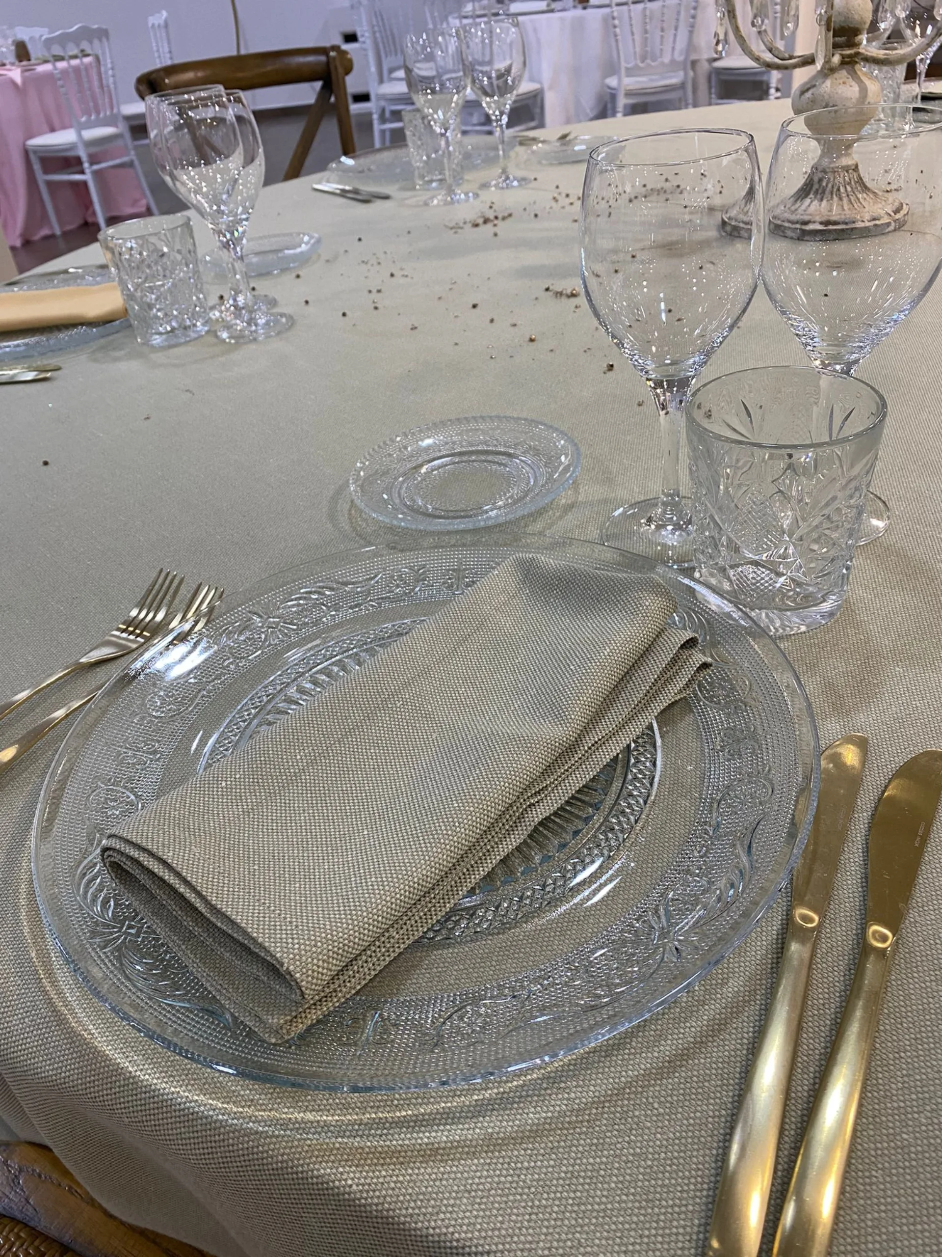 Mesa decorada con flores naturales y velas