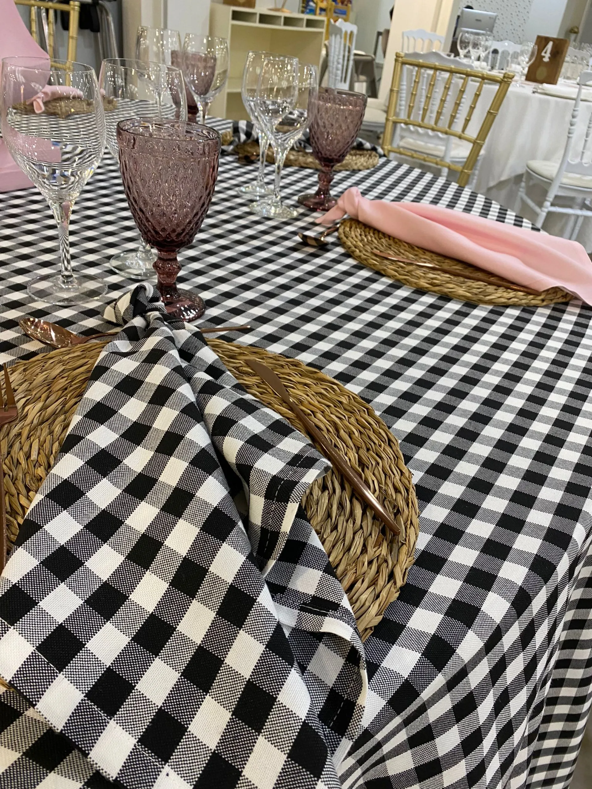 Detalle de mesa con cristalería y servilletas