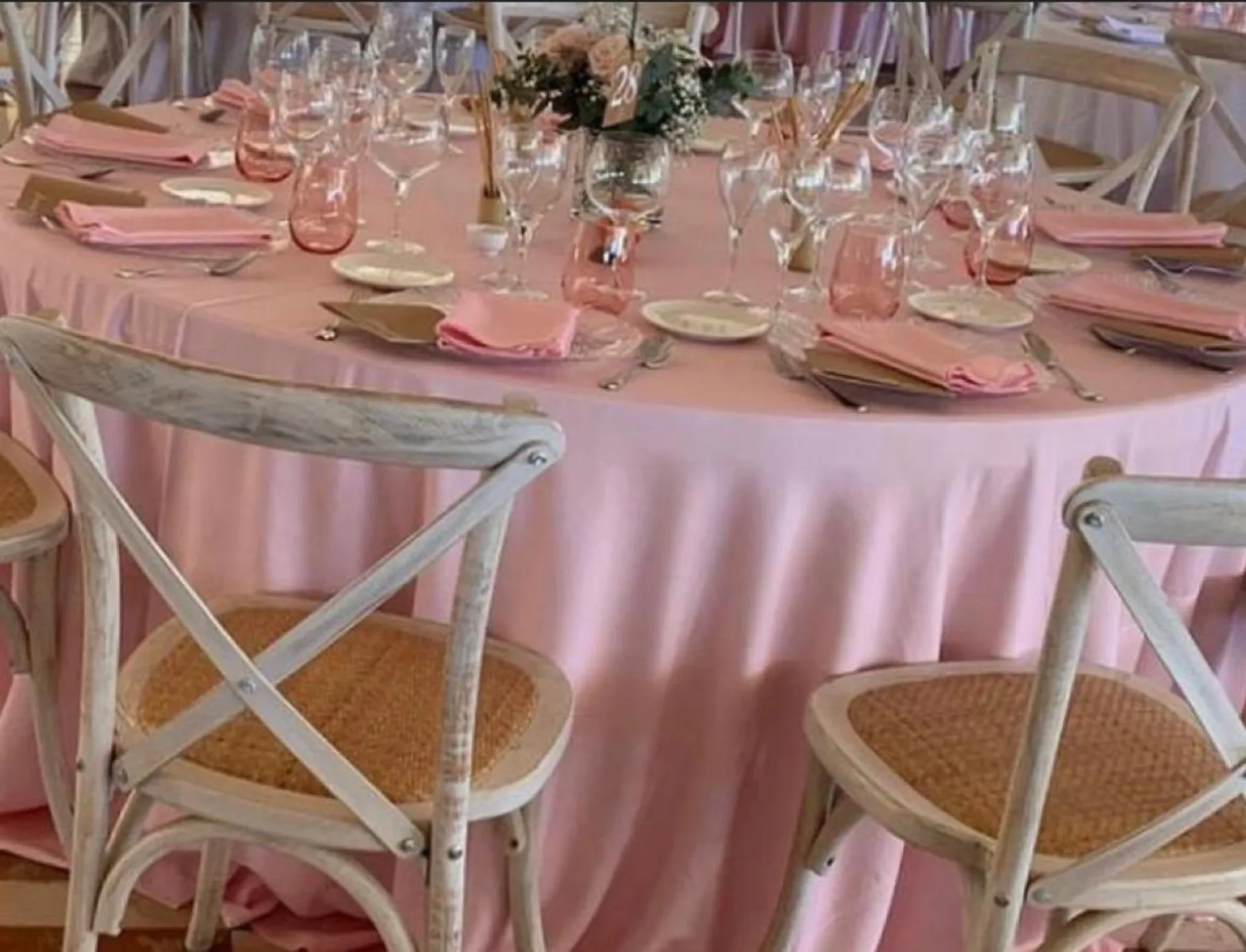 Mesa de banquete con centro floral y decoración premium en Santa Ana