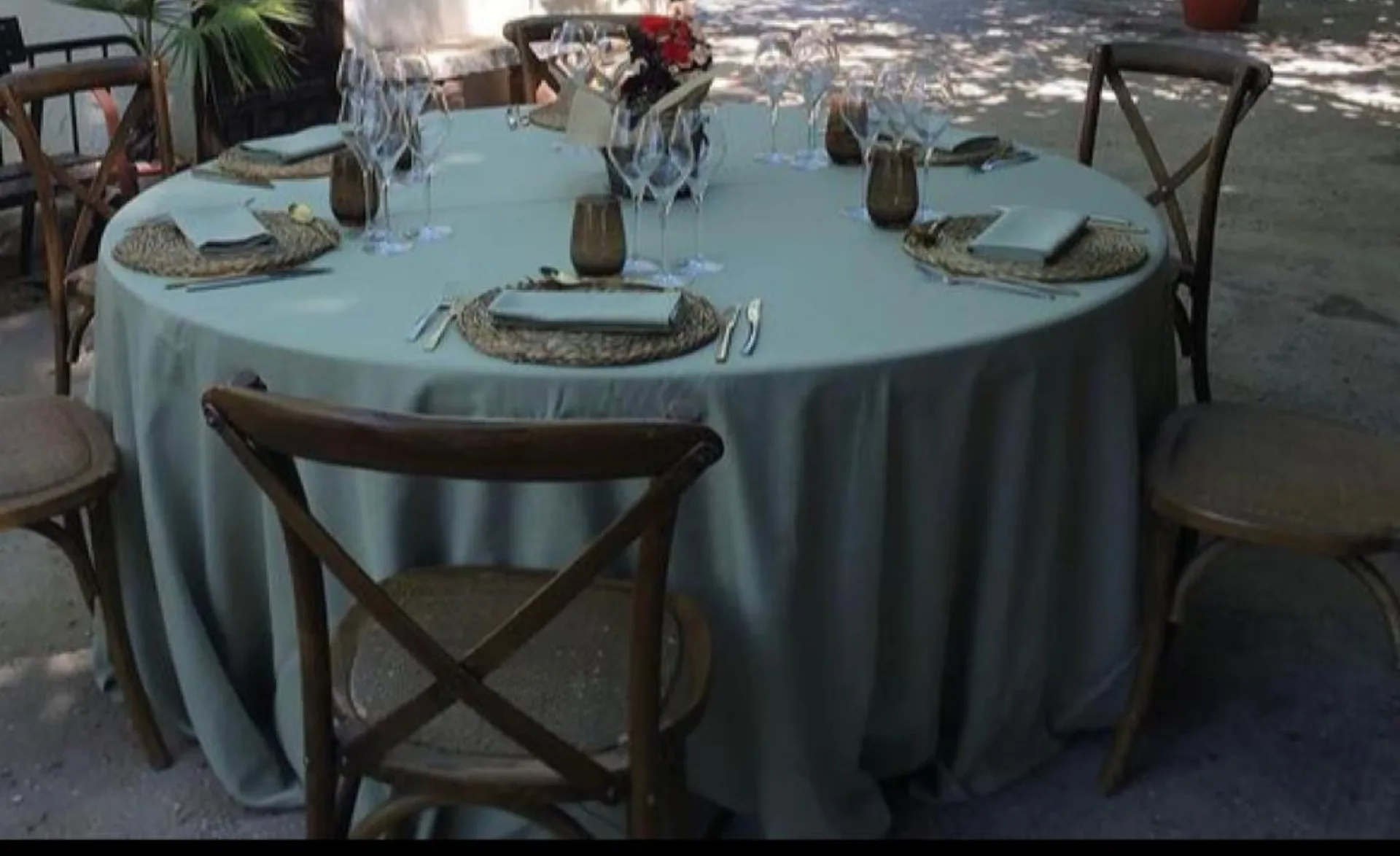 Mesa de banquete con vajilla de porcelana fina