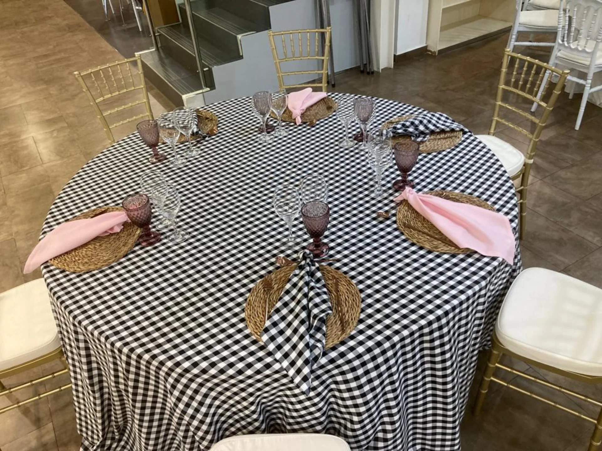 Decoración de mesa nupcial con detalles dorados