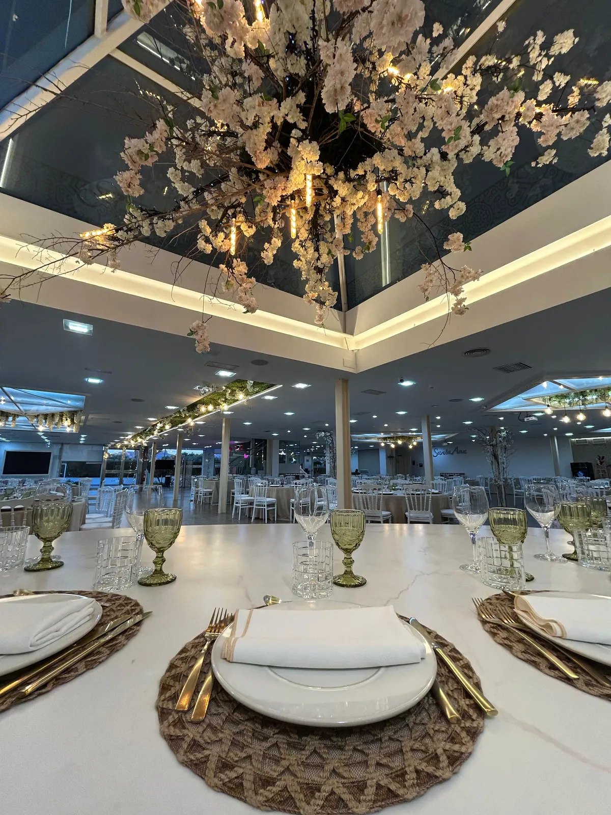 Mesa de novios con decoración premium en Alquimia