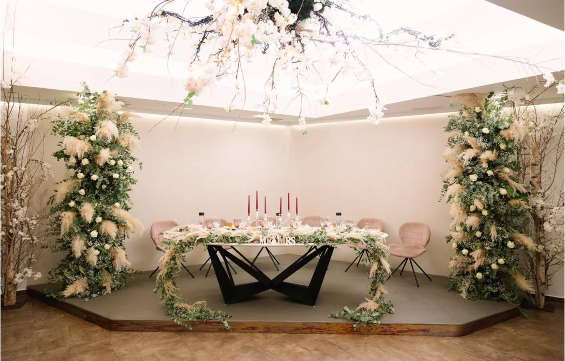 Detalle de mesa nupcial con cubertería premium