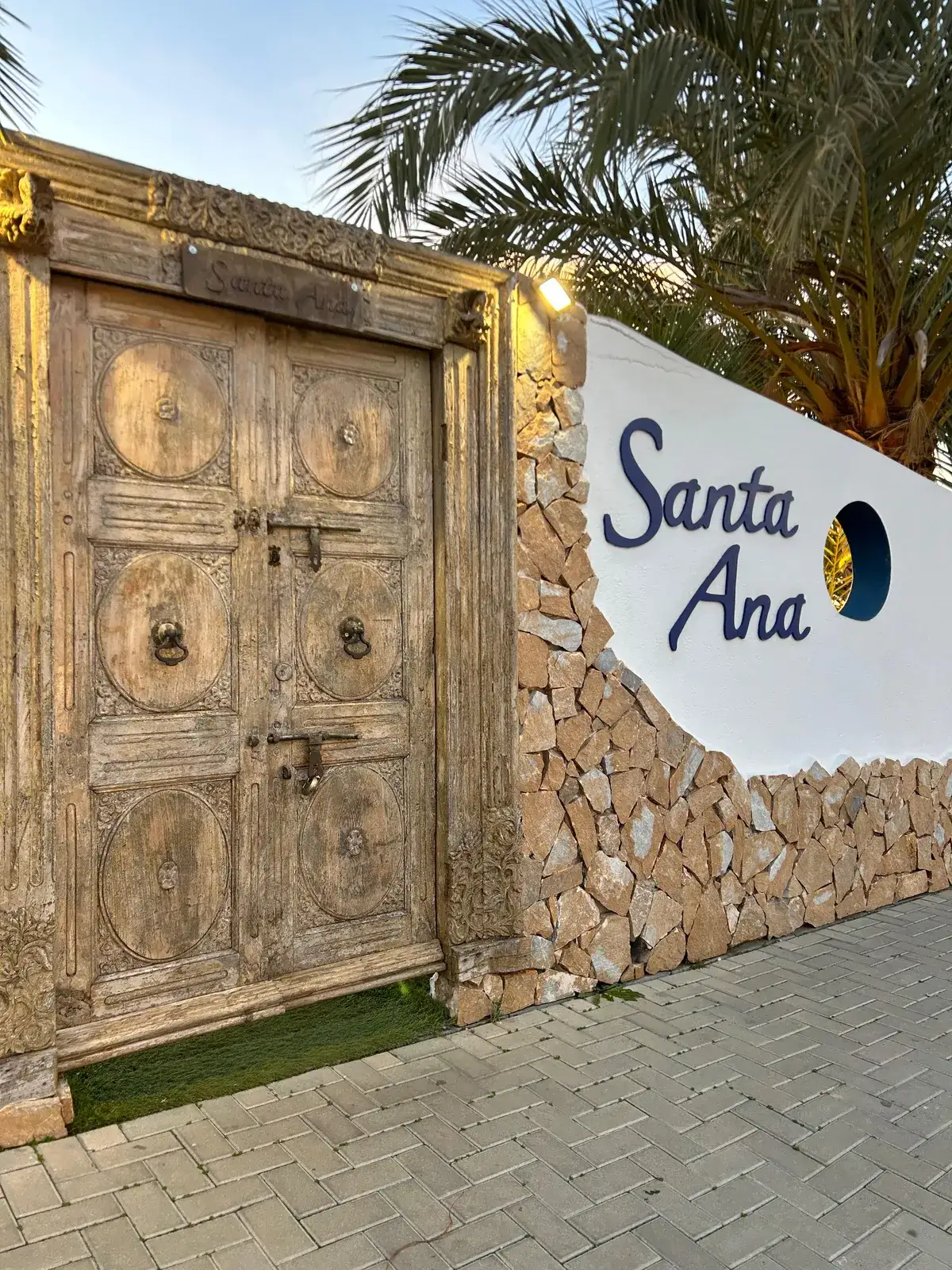 Entrada decorada del espacio Oasis